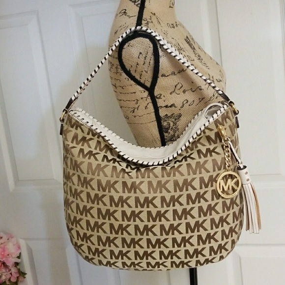 Michael Kors Handbags - NWOT Michael Kors Large Signature Bag